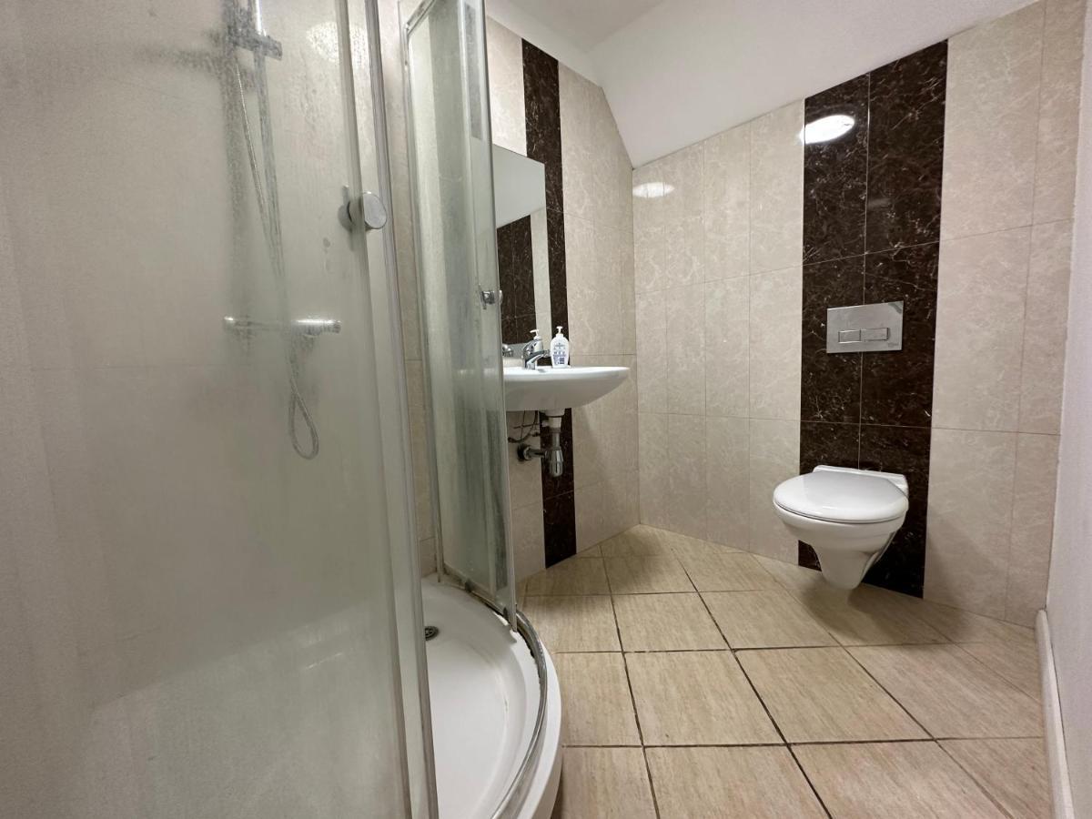 North London A Spacious 7 Bedroom House Accommodating Up To 18 People Complete With Own Gym And Table Tennis Londres Exterior foto