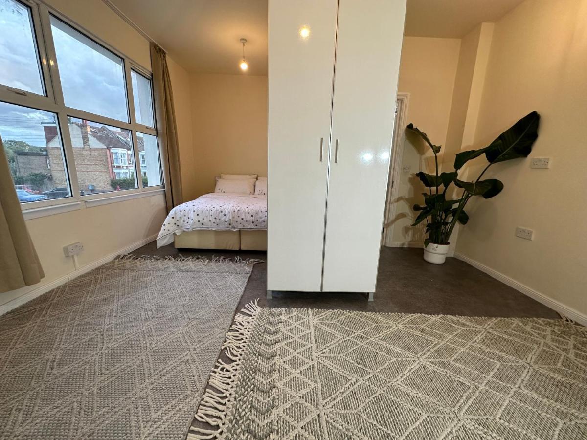 North London A Spacious 7 Bedroom House Accommodating Up To 18 People Complete With Own Gym And Table Tennis Londres Exterior foto
