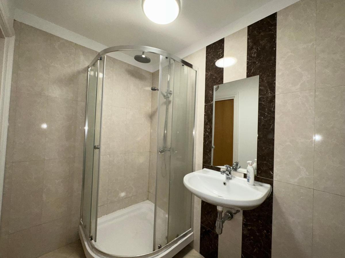 North London A Spacious 7 Bedroom House Accommodating Up To 18 People Complete With Own Gym And Table Tennis Londres Exterior foto