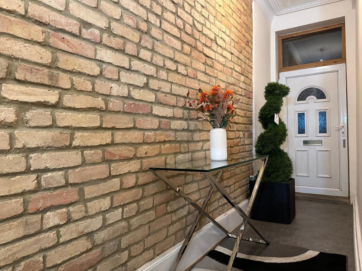 North London A Spacious 7 Bedroom House Accommodating Up To 18 People Complete With Own Gym And Table Tennis Londres Exterior foto